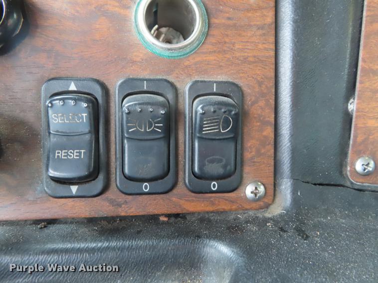 image for item DE3439 2010 Peterbilt 320 refuse truck