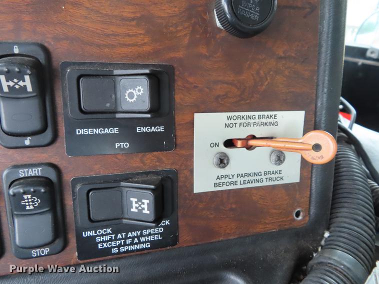 image for item DE3439 2010 Peterbilt 320 refuse truck