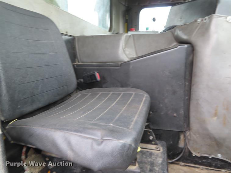 image for item DE3439 2010 Peterbilt 320 refuse truck