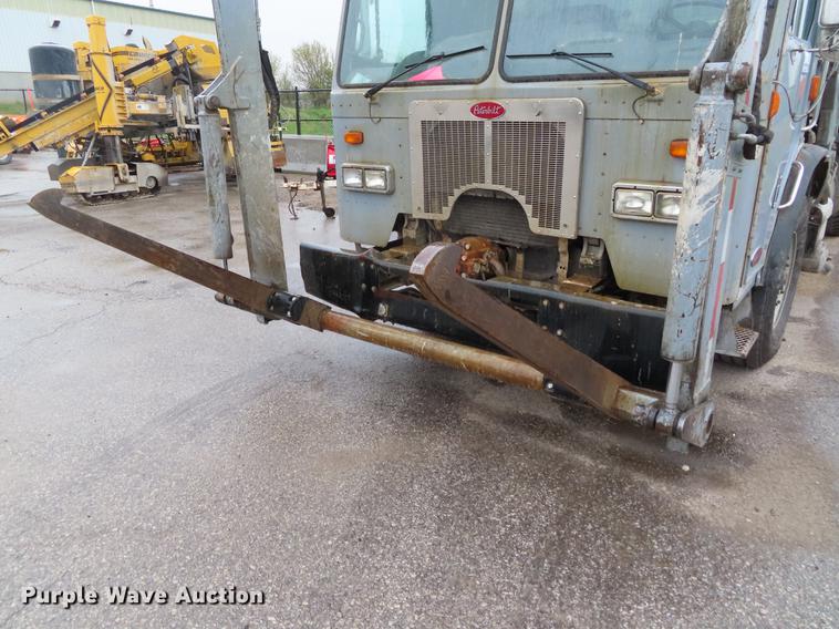 image for item DE3439 2010 Peterbilt 320 refuse truck