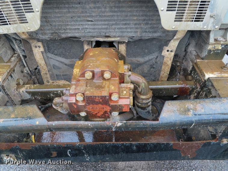 image for item DE3439 2010 Peterbilt 320 refuse truck