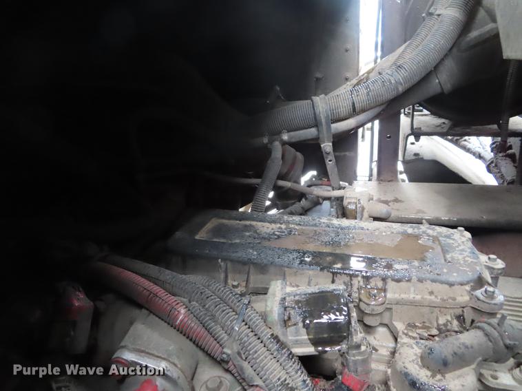 image for item DE3439 2010 Peterbilt 320 refuse truck