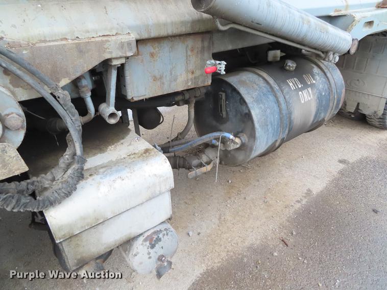 image for item DE3439 2010 Peterbilt 320 refuse truck