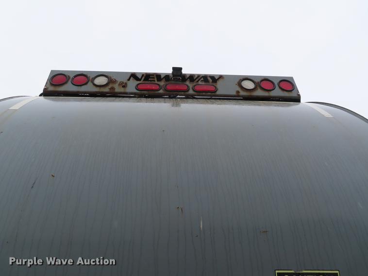 image for item DE3439 2010 Peterbilt 320 refuse truck