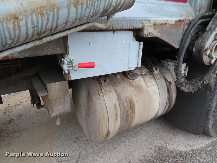 image for item DE3439 2010 Peterbilt 320 refuse truck