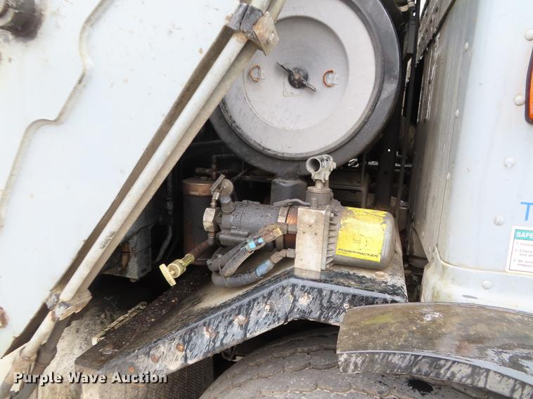 image for item DE3439 2010 Peterbilt 320 refuse truck