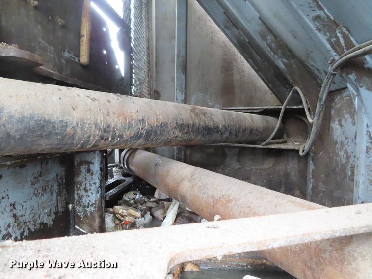 image for item DE3439 2010 Peterbilt 320 refuse truck