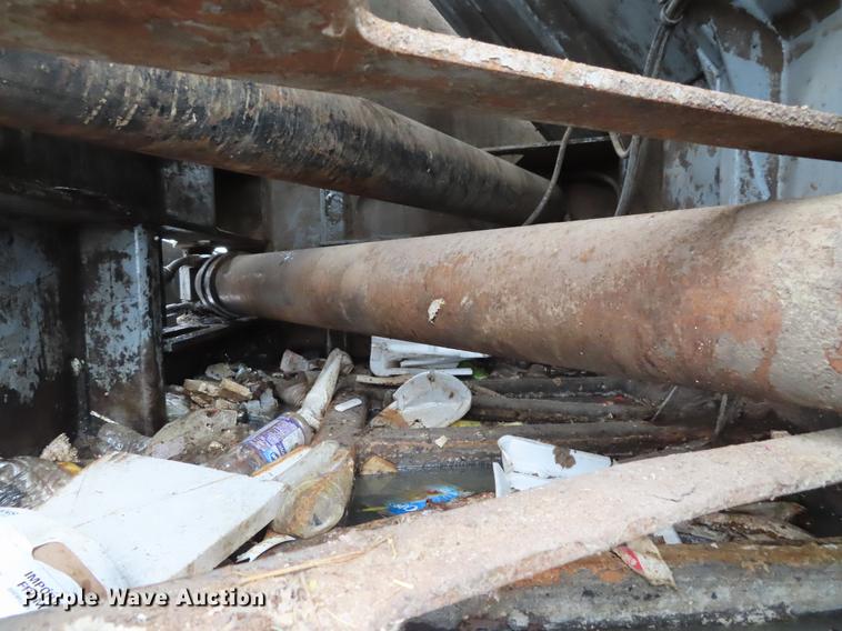 image for item DE3439 2010 Peterbilt 320 refuse truck