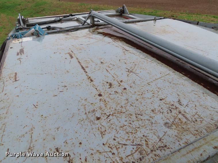 image for item DE3439 2010 Peterbilt 320 refuse truck