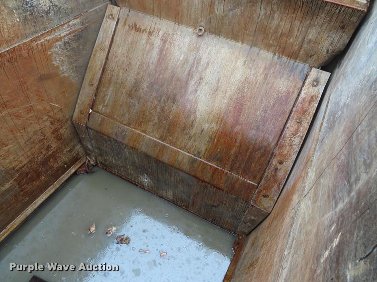 image for item DE3439 2010 Peterbilt 320 refuse truck