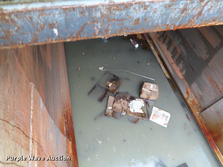 image for item DE3439 2010 Peterbilt 320 refuse truck