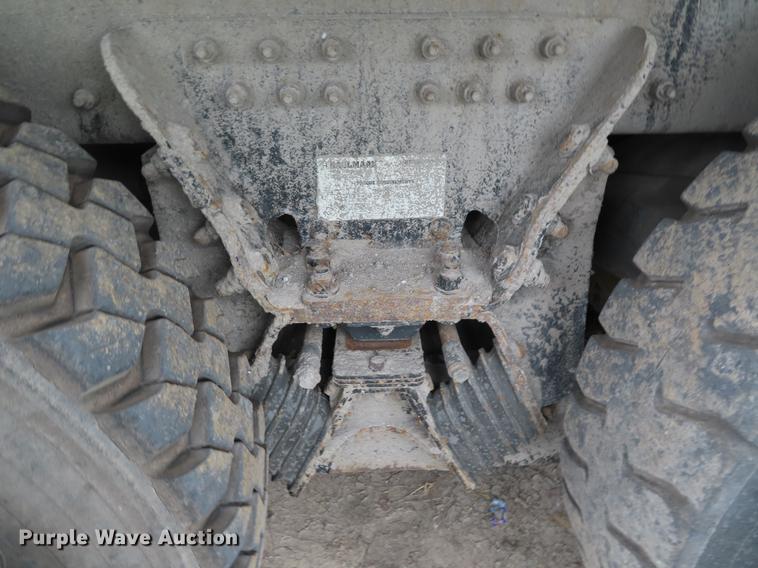 image for item DE3439 2010 Peterbilt 320 refuse truck