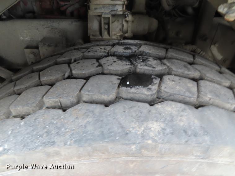 image for item DE3439 2010 Peterbilt 320 refuse truck