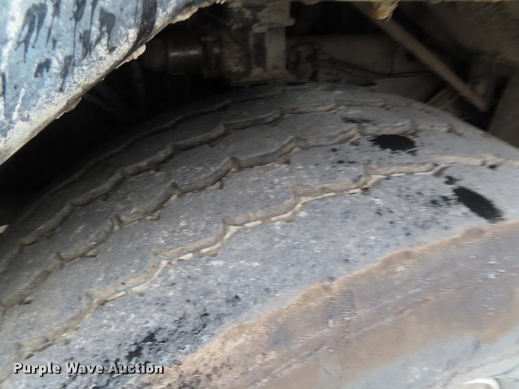 image for item DE3439 2010 Peterbilt 320 refuse truck