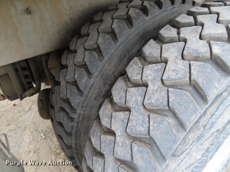 image for item DE3439 2010 Peterbilt 320 refuse truck