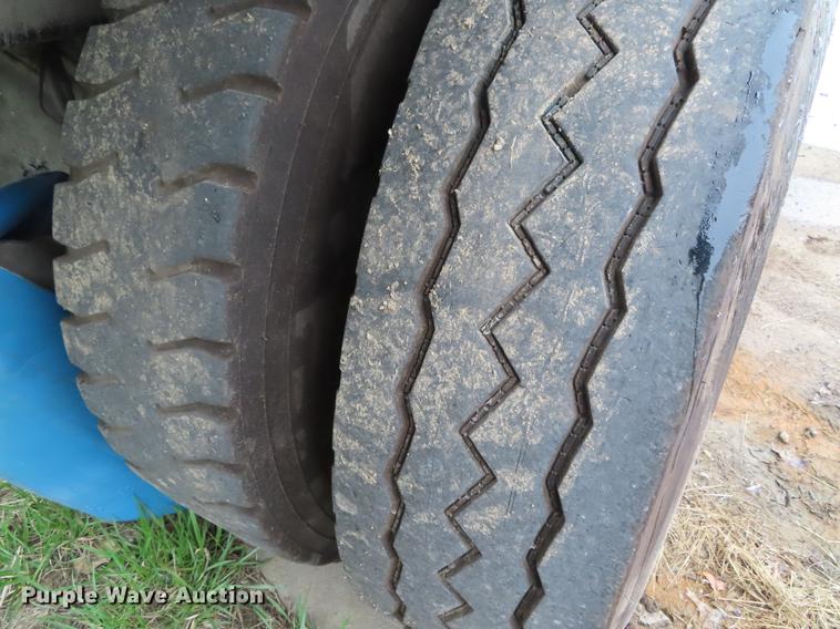 image for item DE3439 2010 Peterbilt 320 refuse truck