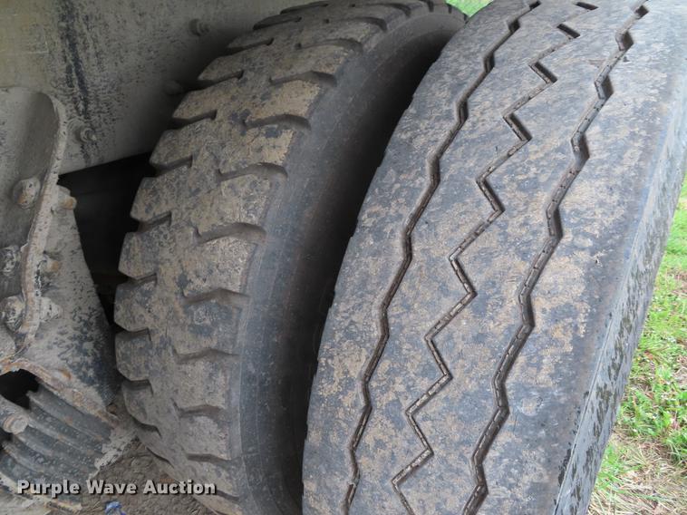 image for item DE3439 2010 Peterbilt 320 refuse truck