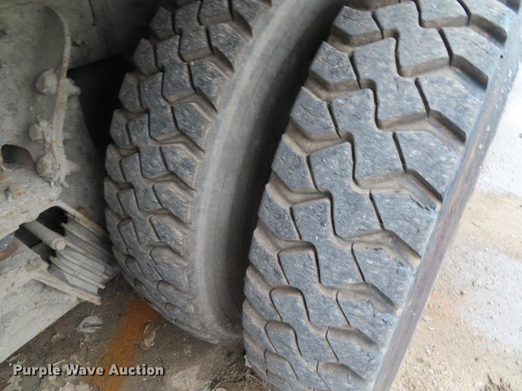 image for item DE3439 2010 Peterbilt 320 refuse truck