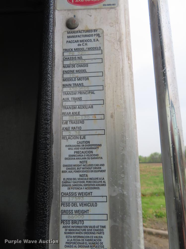 image for item DE3439 2010 Peterbilt 320 refuse truck