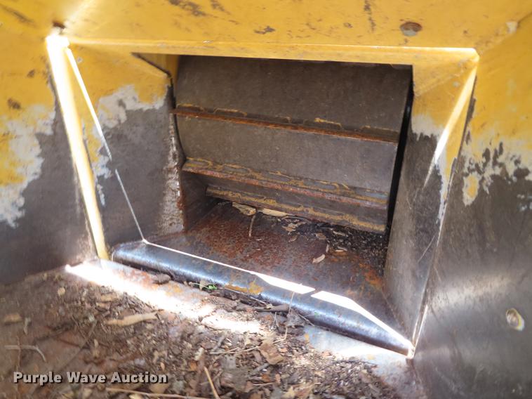 image for item DE3562 Vermeer BC1000 wood chipper