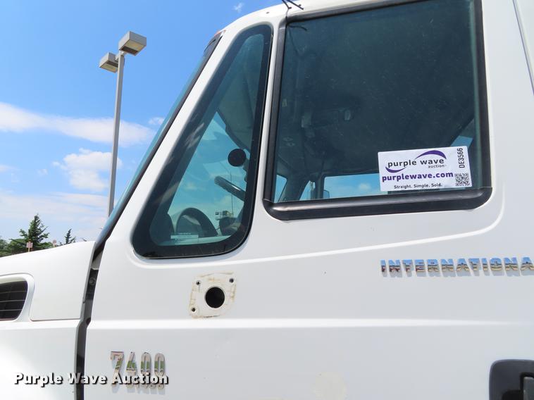 image for item DE3566 2006 International 7400 dump truck