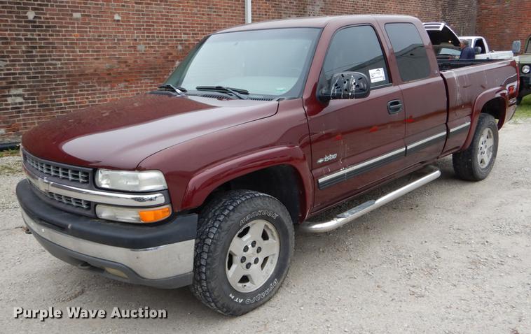 image for item DE8340 2000 Chevrolet Silverado 1500 LS Ext. Cab pickup truck