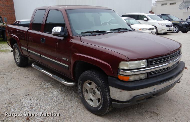 image for item DE8340 2000 Chevrolet Silverado 1500 LS Ext. Cab pickup truck