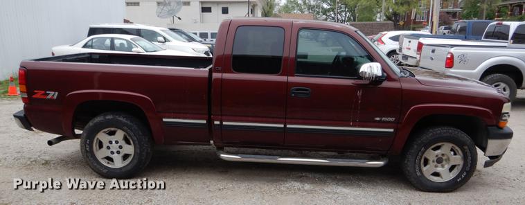 image for item DE8340 2000 Chevrolet Silverado 1500 LS Ext. Cab pickup truck