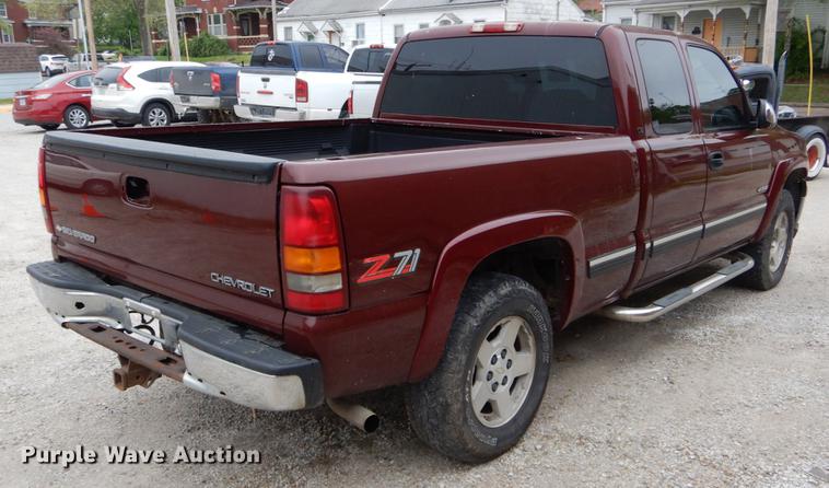 image for item DE8340 2000 Chevrolet Silverado 1500 LS Ext. Cab pickup truck