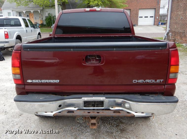image for item DE8340 2000 Chevrolet Silverado 1500 LS Ext. Cab pickup truck