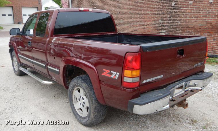 image for item DE8340 2000 Chevrolet Silverado 1500 LS Ext. Cab pickup truck