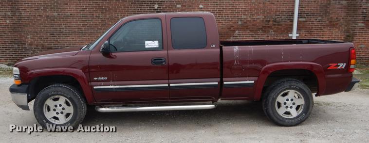 image for item DE8340 2000 Chevrolet Silverado 1500 LS Ext. Cab pickup truck