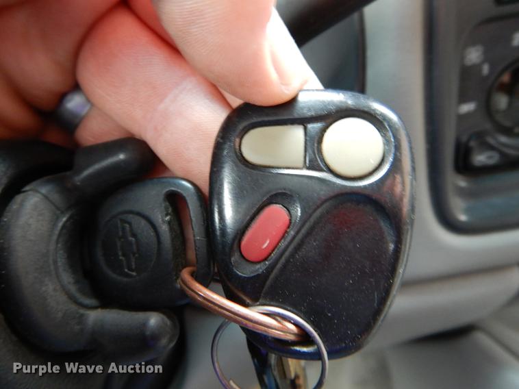 image for item DE8340 2000 Chevrolet Silverado 1500 LS Ext. Cab pickup truck