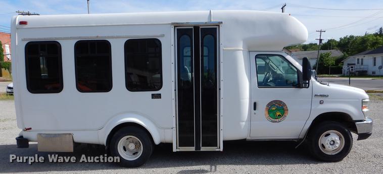 image for item DE8455 2008 Ford E350 Super Duty shuttle bus