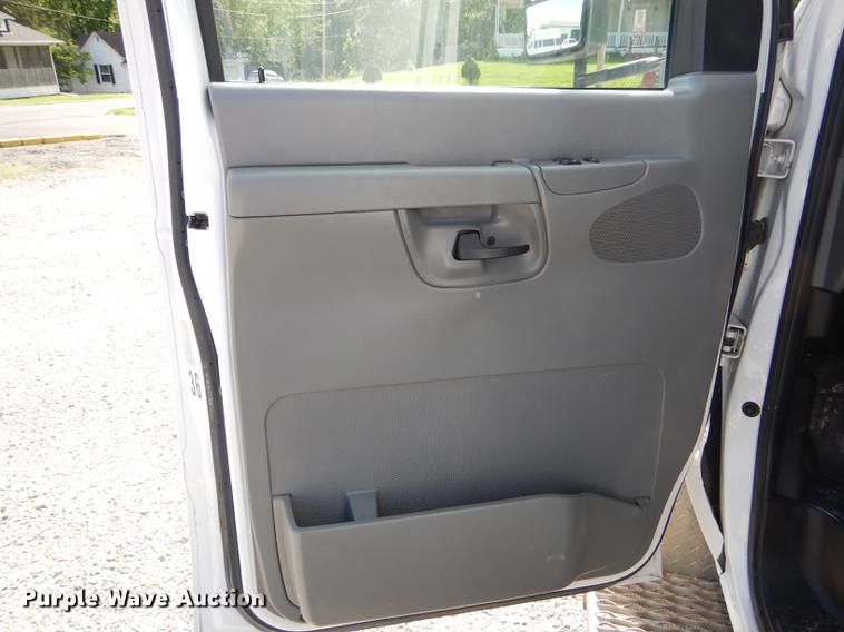 image for item DE8455 2008 Ford E350 Super Duty shuttle bus