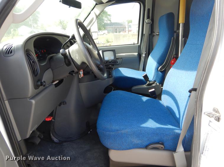 image for item DE8455 2008 Ford E350 Super Duty shuttle bus