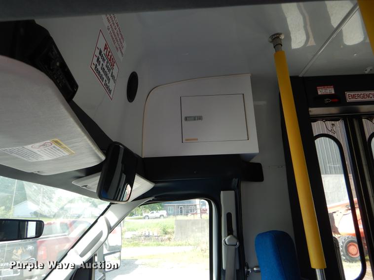 image for item DE8455 2008 Ford E350 Super Duty shuttle bus