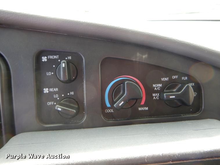 image for item DE8455 2008 Ford E350 Super Duty shuttle bus