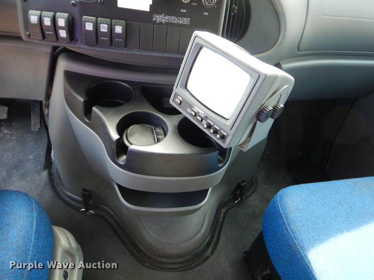 image for item DE8455 2008 Ford E350 Super Duty shuttle bus
