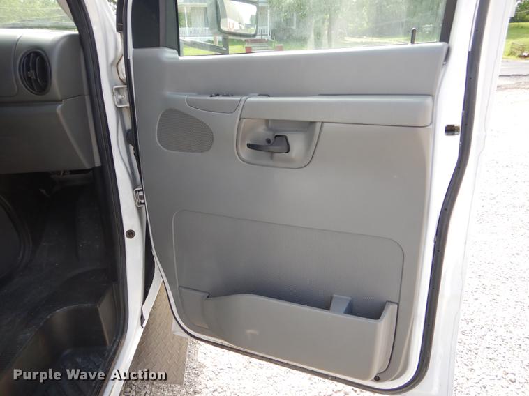 image for item DE8455 2008 Ford E350 Super Duty shuttle bus