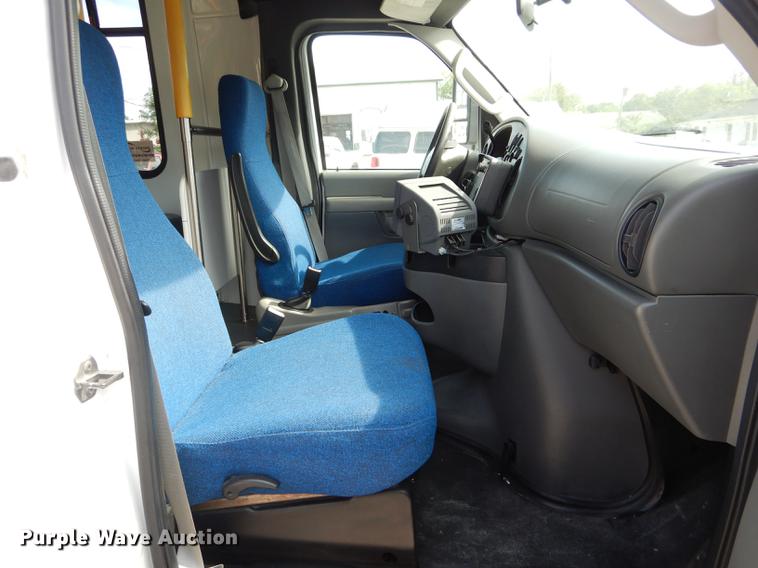 image for item DE8455 2008 Ford E350 Super Duty shuttle bus