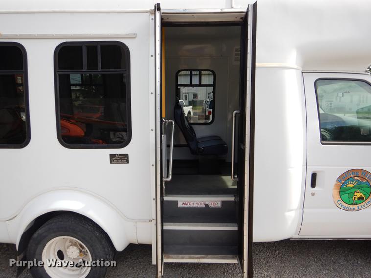 image for item DE8455 2008 Ford E350 Super Duty shuttle bus