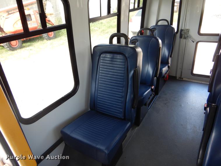 image for item DE8455 2008 Ford E350 Super Duty shuttle bus