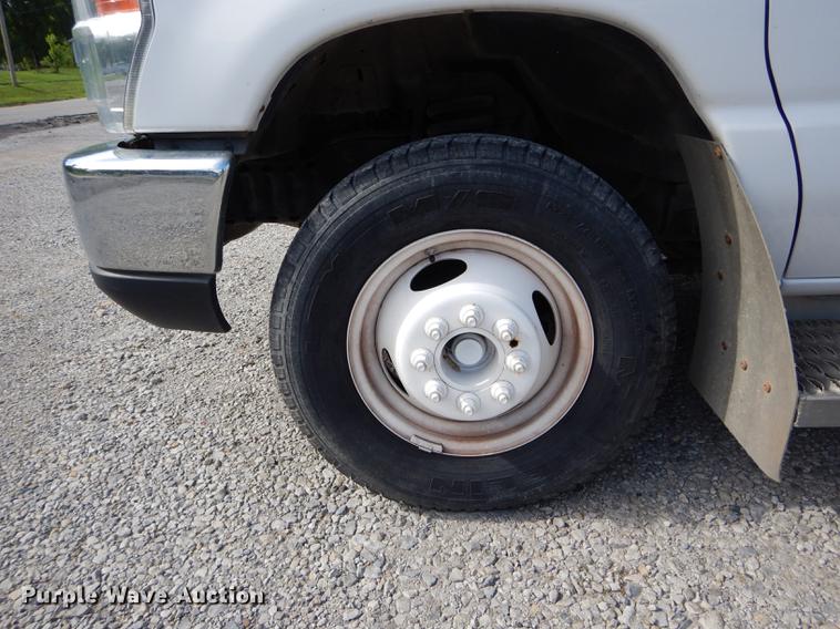 image for item DE8455 2008 Ford E350 Super Duty shuttle bus