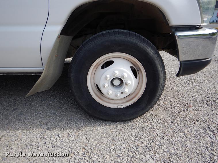 image for item DE8455 2008 Ford E350 Super Duty shuttle bus