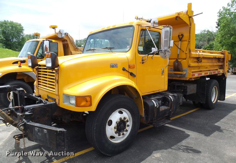 image for item DF7331 2002 International 4900 dump truck