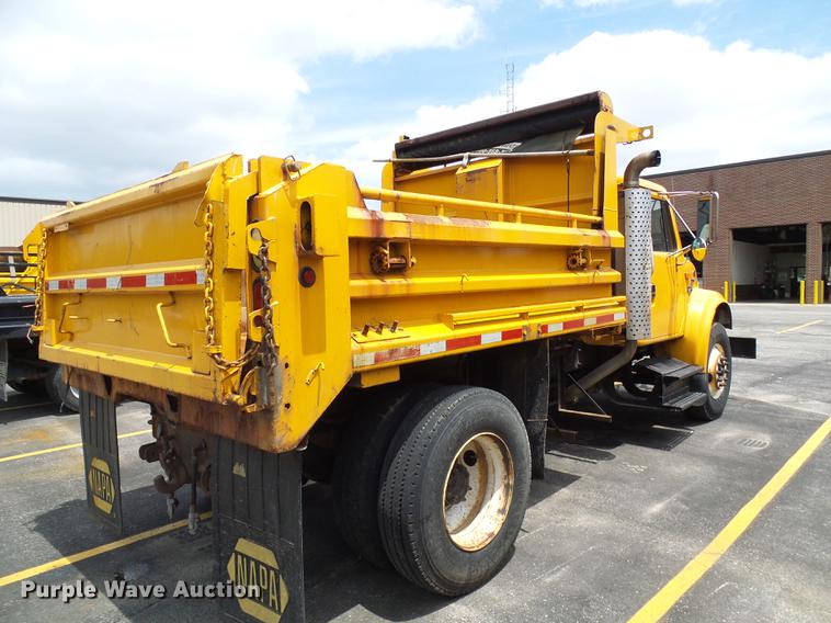 image for item DF7331 2002 International 4900 dump truck