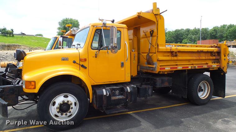 image for item DF7331 2002 International 4900 dump truck