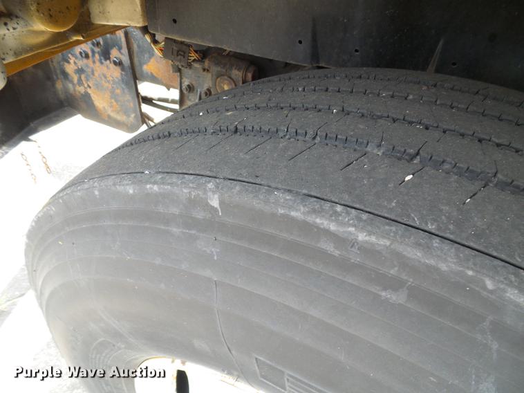 image for item DF7331 2002 International 4900 dump truck