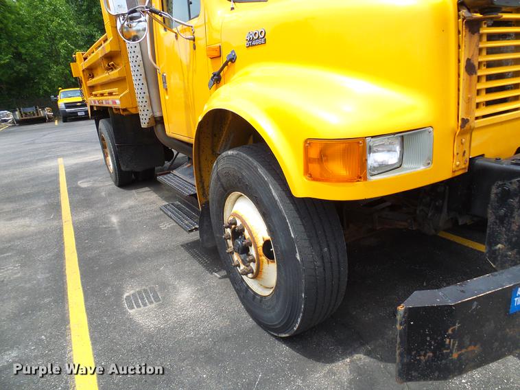 image for item DF7331 2002 International 4900 dump truck